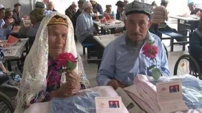 71-ամյա պապիկն ամուսնացել է 114-ամյա չինուհու հետ (լուսանկար)